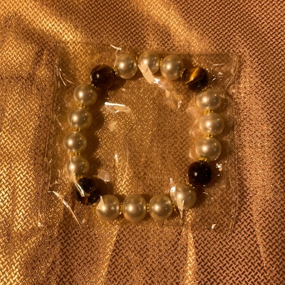 Bracelet pearl look with brown beads. New in package - Picture 1 of 2